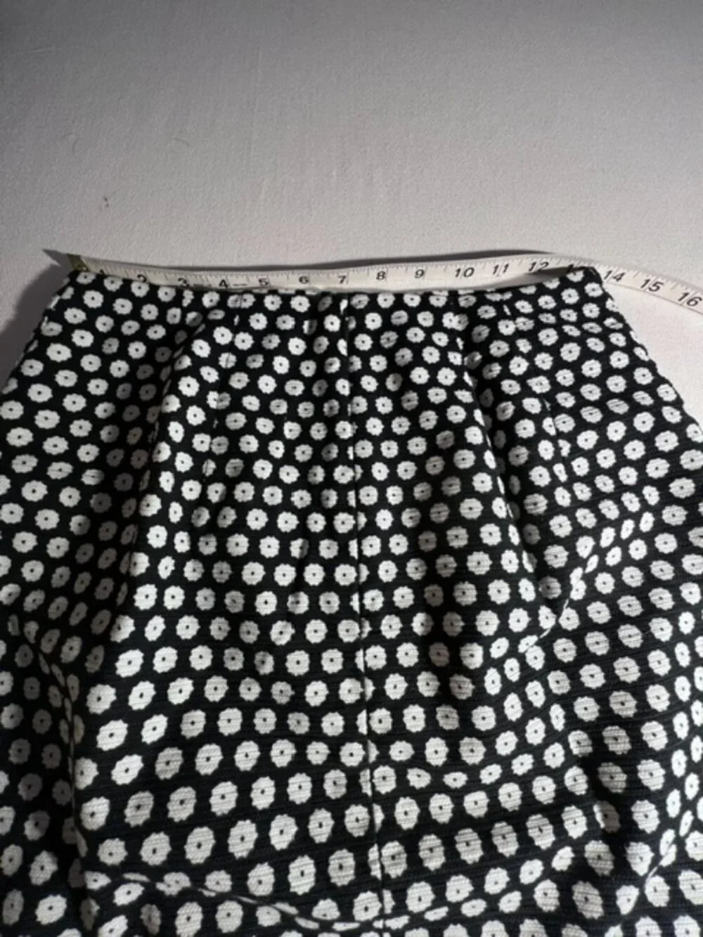ANN TAYLOR Petite skirt size 0P a classic‎ black and white floral daisy pattern